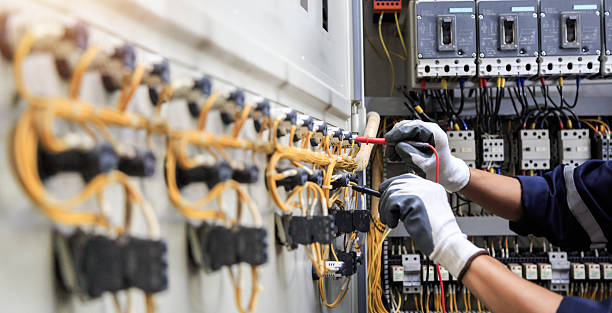 Professional Electrician technician working in Homewood, IL